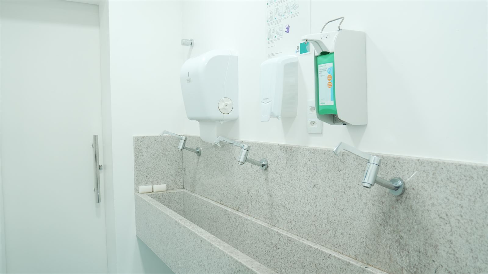 Lavabo cirúrgico para antissepsia das mãos