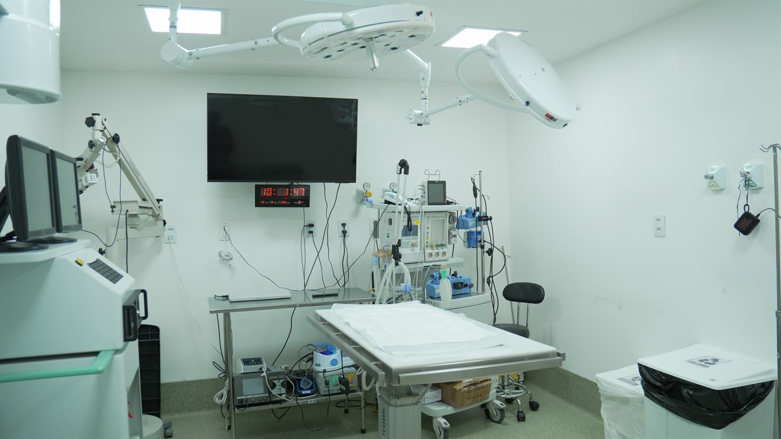 Sala cirúrgica equipada com mesa e monitoração